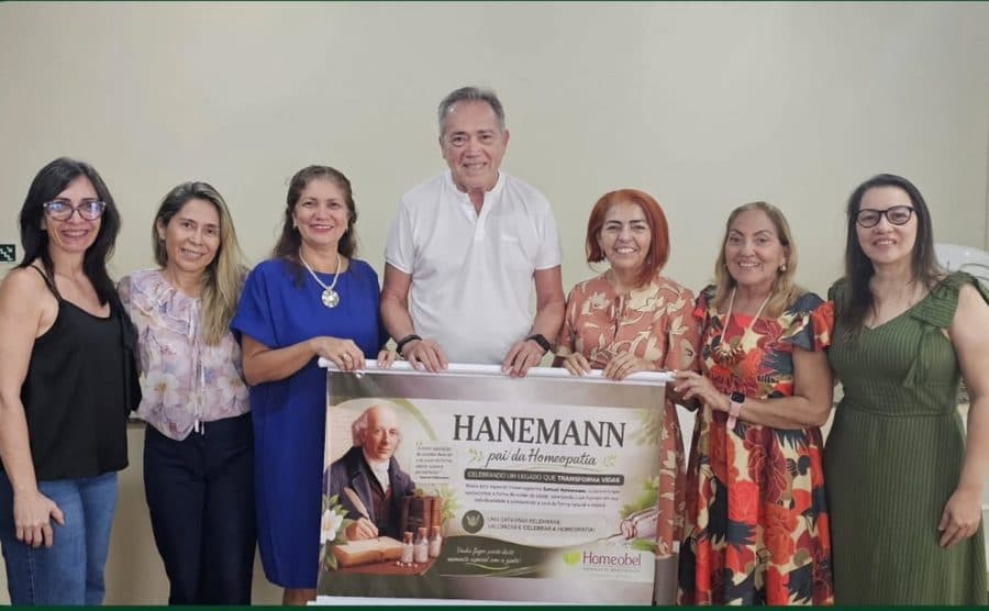 Diretoria da AMPH reunida na Farmácia Homeobel para o Dia Internacional da Homeopatia